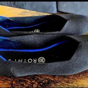 Worn only a couple of times. Comfortable but I need a wider shoe. Smoke/pet free